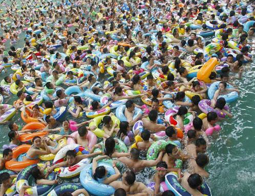 Figura 2 Pessoas lotado em uma piscina para fugir do calor sufocante do verãoem Daying, condado de Suining, província de Sichuan, na China. Fotógrafo: Stringer/Files/Reuters