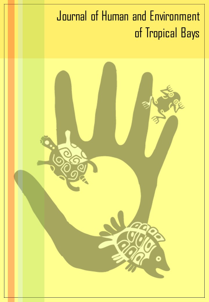 Capa da revista, em cor amarela, com o desenho de uma mão aberta formando o desenho de uma baía e com desenhos de um peixe, uma tartaruga e uma perereca formado por linhas seguindo o estilo de desenho de povos tradicionais de áreas costeiras